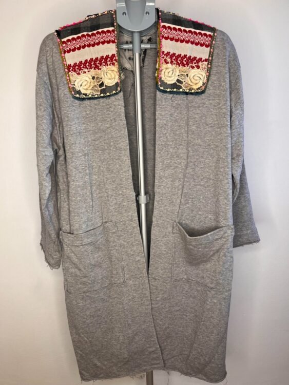 ג׳קט טריקו אפור ריקמה ארוך ANNY מידה m/l