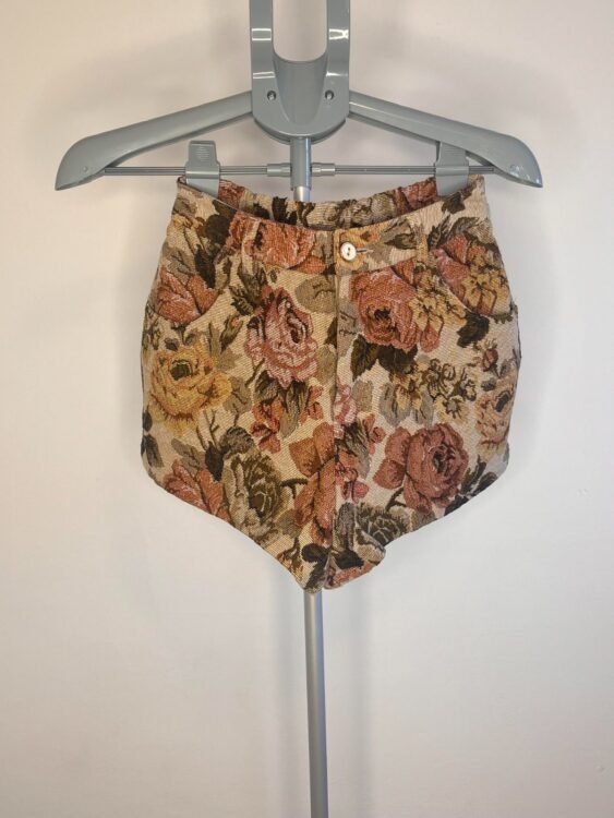 מכנס קצר פרחוני עבודת יד מידה xs/s