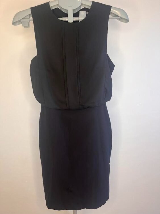 שמלה מחוייטת שחורה מידי מנגו מידה XS מאחור