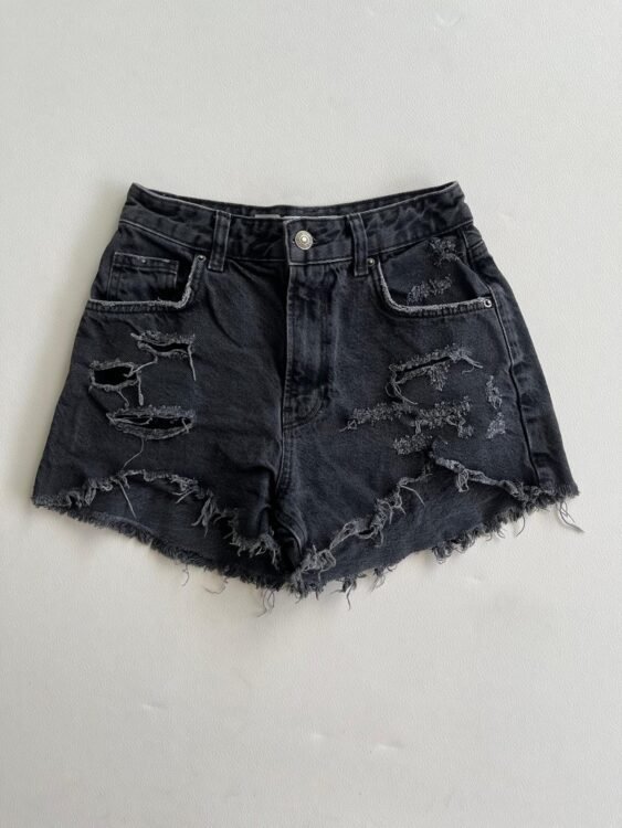 ג׳ינס קצר Bershka מידה 34/36 פרטים